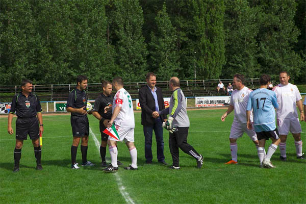 Parlamenti és színész válogatott labdarúgó mérkőzése Szarvason (Kép: Newjság)