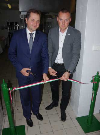 Toldi Balázs polgármester és Dankó Béla országgyűlési képviselő adta át a felújított konyhát