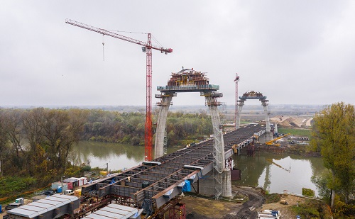 Videófelvételen a hamarosan elkészülő tiszaugi híd
